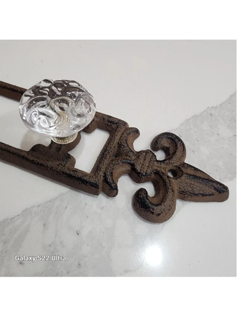 Cast Iron Fleur-de-lis wall mount with 3 crystal looking knobs 15.5”